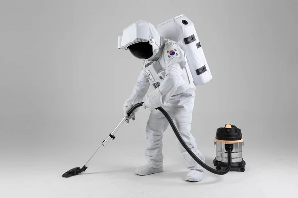 Plancher Nettoyage Astronaute Avec Aspirateur Fond Blanc — Photo