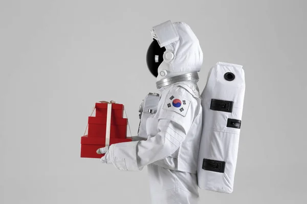 Astronot Elinde Bir Etkinlik Hediyesi Kutusu Tutuyor Beyaz Arkaplan — Stok fotoğraf