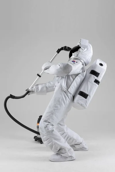 Astronaute Chantant Avec Aspirateur Fond Blanc — Photo