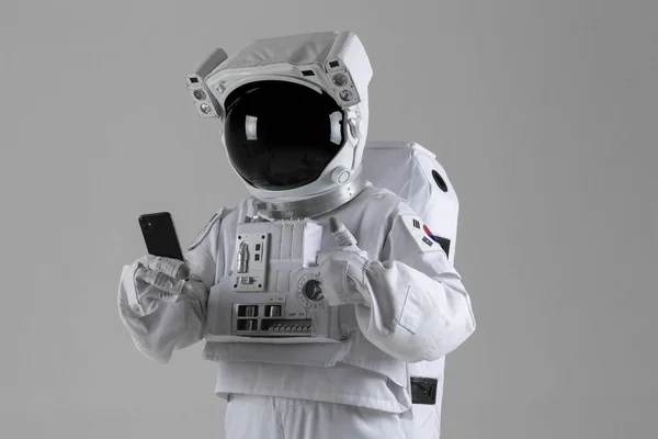 Astronaut Drží Chytrý Telefon Palci Nahoru Bílé Pozadí — Stock fotografie