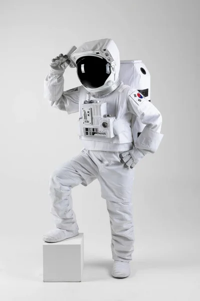 Kalkmış Bacaklı Astronot Beyaz Arkaplan — Stok fotoğraf