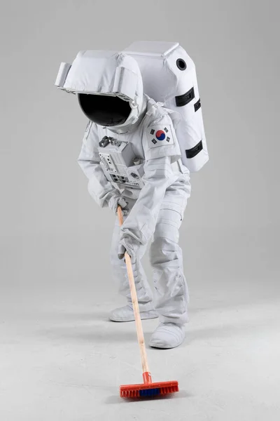 Lantai Pembersihan Astronot Dengan Kuas Latar Belakang Putih — Stok Foto