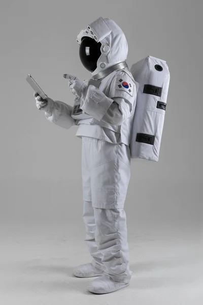 Astronot Mencari Tablet Latar Belakang Putih — Stok Foto