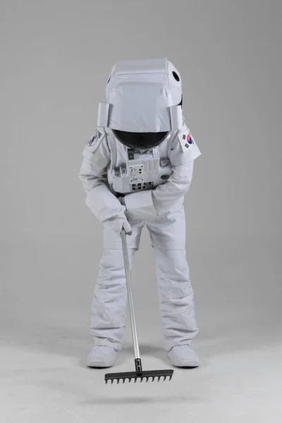Astronot Menggunakan Peralatan Pertanian Latar Belakang Putih — Stok Foto