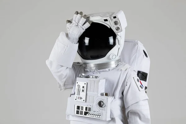Разочарованный Астронавт Бьет Лоб Белый Фон — стоковое фото