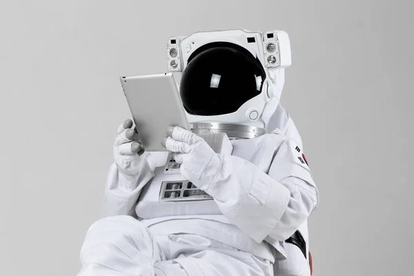 Astronot Tablet Ile Internette Sörf Yapıyor Beyaz Arkaplan — Stok fotoğraf