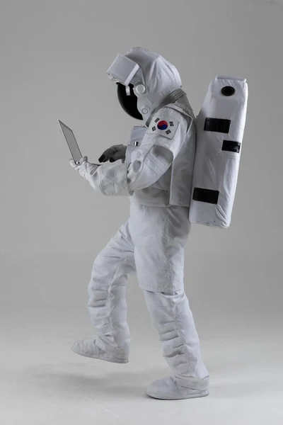 Αστροναύτης Περπάτημα Κατά Χρήση Φορητού Υπολογιστή Συσκευή Λευκό Φόντο — Φωτογραφία Αρχείου