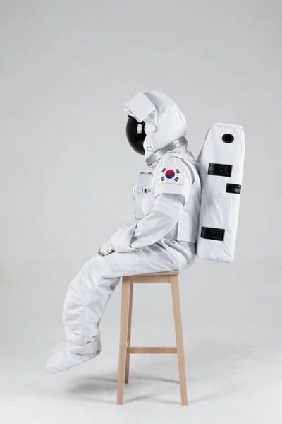 Astronot Tahta Bir Sandalyede Oturuyor Beyaz Arka Plan — Stok fotoğraf