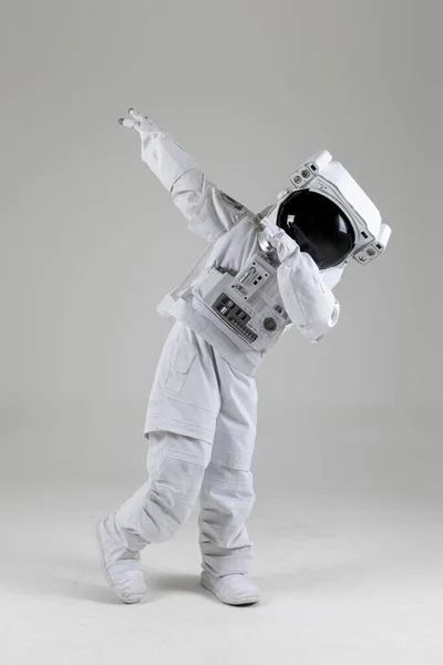 Astronaut Neemt Een Hippe Houding Aan Witte Achtergrond — Stockfoto