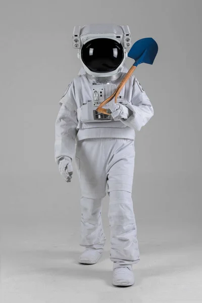 Astronot Berjalan Membawa Peralatan Pertanian Sekop Latar Belakang Putih — Stok Foto