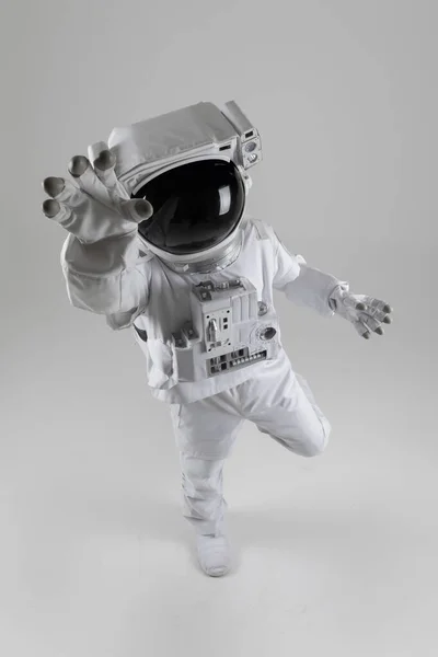 Космонавт Протягивая Руку Белый Фон — стоковое фото