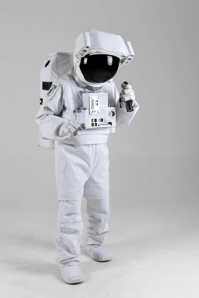 Αστροναύτης Ψάχνει Όροφο Χρησιμοποιώντας Φακό Λευκό Φόντο — Φωτογραφία Αρχείου