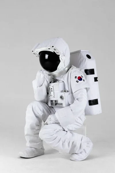 Tänkande Astronaut Vit Bakgrund — Stockfoto
