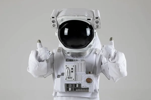 Astronaut Med Tummen Upp Vit Bakgrund — Stockfoto