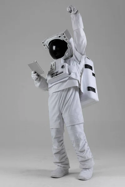 Glad Astronaut Med Hjälp Tablett Vit Bakgrund — Stockfoto
