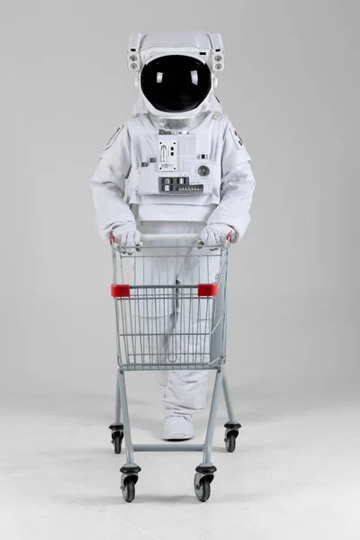 Astronaut Med Kundvagn — Stockfoto