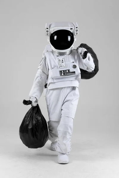 Çöp Torbaları Beyaz Arka Planı Olan Bir Astronot — Stok fotoğraf