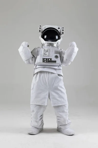 Жест Астронавта Стоя Белый Фон — стоковое фото