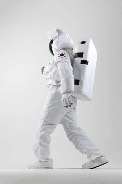 Güçlü Yürüyen Astronot Beyaz Arkaplan — Stok fotoğraf