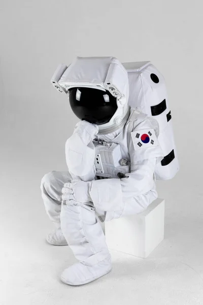 Düşünen Astronot Beyaz Arkaplan — Stok fotoğraf