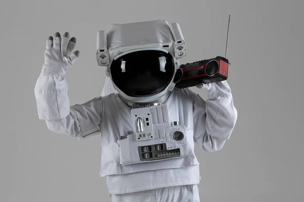 Счастливый Астронавт Слушает Радио Музыку Белый Фон — стоковое фото