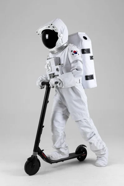 Astronaut Elektrisk Kickboard Vit Bakgrund — Stockfoto