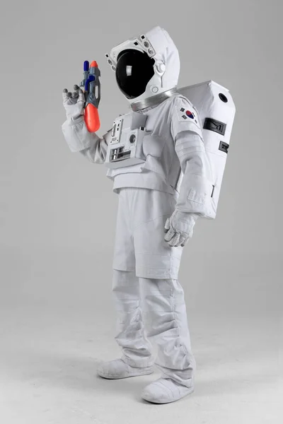 Astronot Memegang Pistol Air Mainan Latar Belakang Putih — Stok Foto