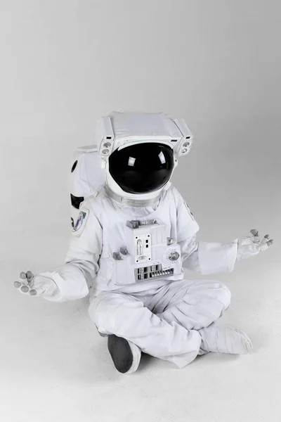 Astronauta Haciendo Meditación Fondo Blanco — Foto de Stock