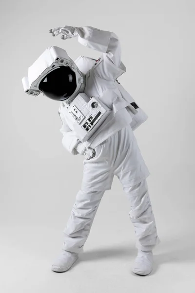 Astronaut Stretching Voor Oefening Witte Achtergrond — Stockfoto