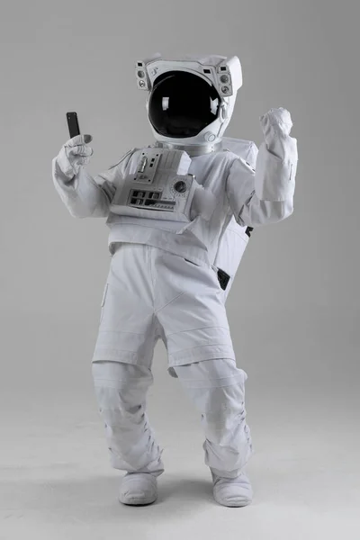 Gelukkig Astronaut Houden Smartphone Hand Witte Achtergrond — Stockfoto