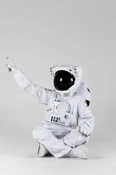 Astronot Bir Tarafı Işaret Ediyor Beyaz Arkaplan — Stok fotoğraf