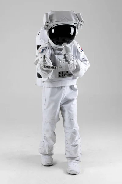 Astronaut Zingen Dansen Met Microfoon Witte Achtergrond — Stockfoto