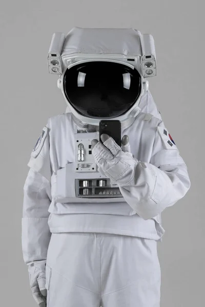 Αστροναύτης Ψάχνει Έξυπνο Τηλέφωνο Λευκό Φόντο — Φωτογραφία Αρχείου