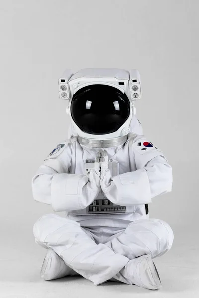 Astronaut Med Vikta Händer Vit Bakgrund — Stockfoto