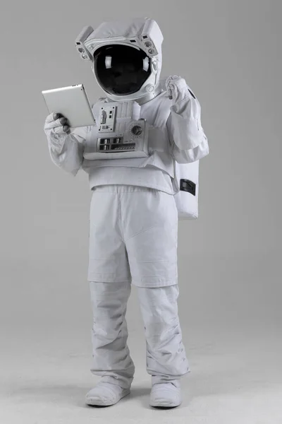 Happy Astronaut Met Tablet Witte Achtergrond — Stockfoto