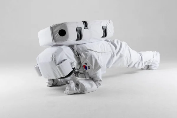 Astronot Egzersiz Yapıyor Beyaz Arkaplan — Stok fotoğraf