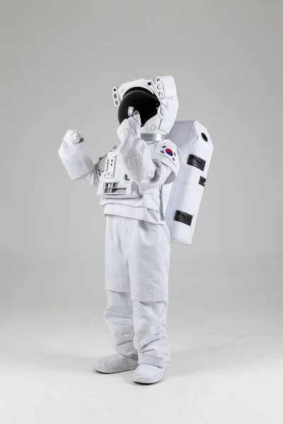 Astronot Dengan Gerakan Seni Bela Diri Latar Belakang Putih — Stok Foto