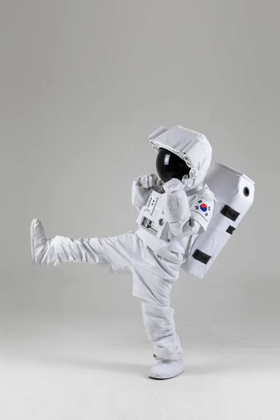 Astronaut Med Taekwondo Kick Vit Bakgrund — Stockfoto