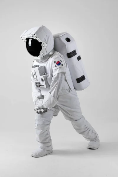Astronaut Stretching Voor Oefening Witte Achtergrond — Stockfoto
