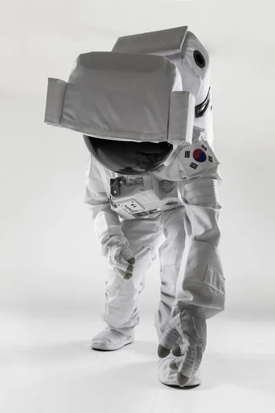 Astronot Yerden Bir Şey Alıyor Beyaz Arka Plan — Stok fotoğraf
