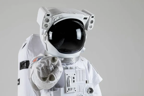 Astronaut Pekar Med Finger Vit Bakgrund — Stockfoto