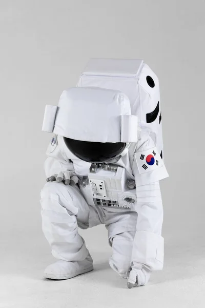 Astronot Ayakta Beyaz Arkaplan — Stok fotoğraf