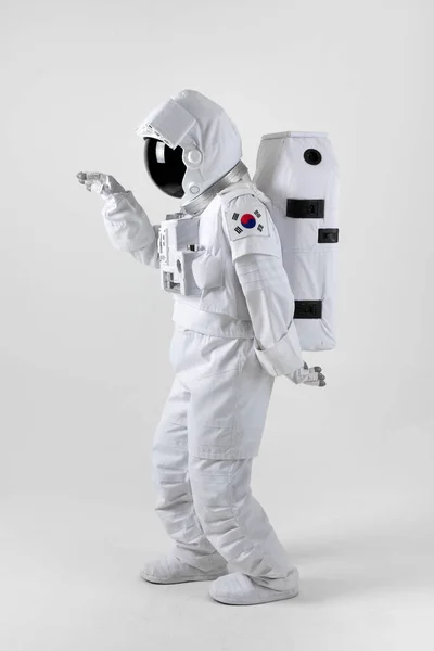 Astronot Dalam Pose Latar Belakang Putih — Stok Foto