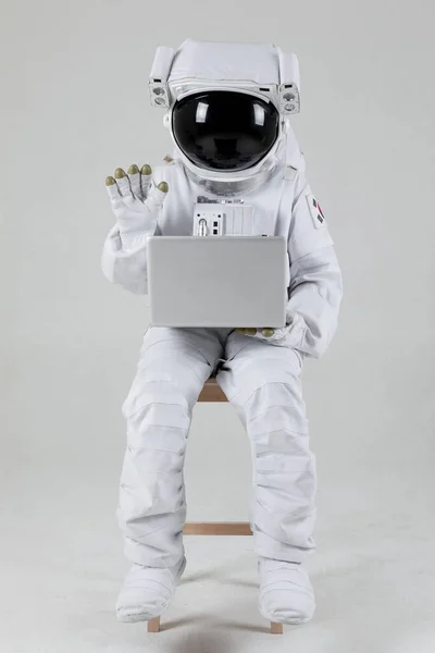 Astronauta Haciendo Videollamada Fondo Blanco Imagen De Stock