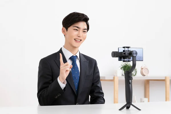 Asiatisk Ung Man Kostym Förbereder Untact Online Intervju Med Smartphone — Stockfoto