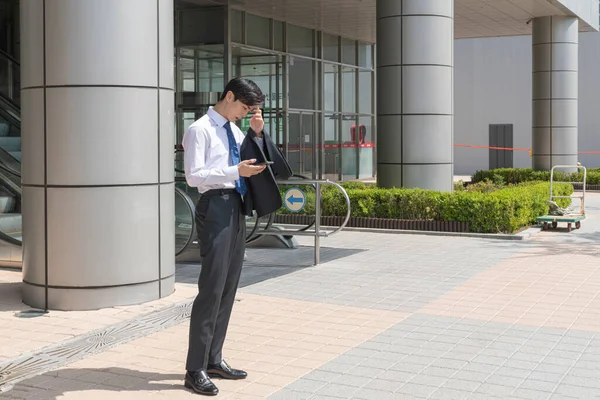 Jovem Asiático Bonito Homem Verificando Trabalho Entrevista Resultado — Fotografia de Stock