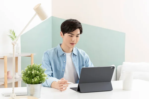 Aziatische Jonge Man Met Behulp Van Tablet Apparaat — Stockfoto