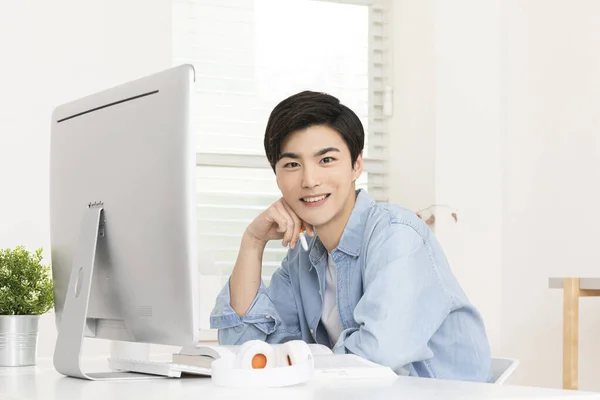 Asiatisk Ung Man Hemma Glad Att Arbeta Med Dator — Stockfoto