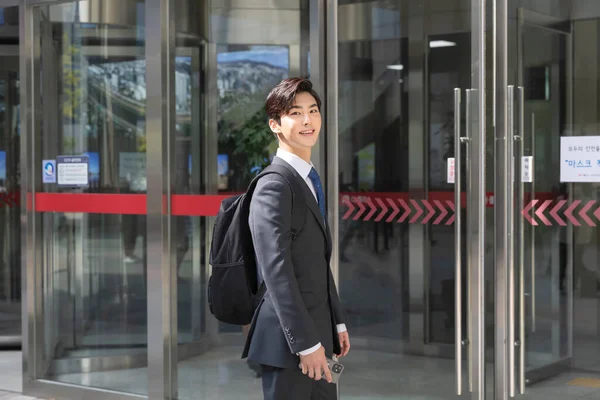 Primeiro Dia Recém Recrutado Asiático Homem Empregado — Fotografia de Stock