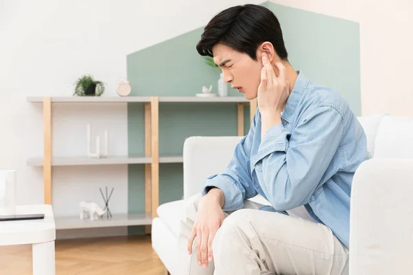 Asiático Joven Hombre Casa Tener Oreja Dolor —  Fotos de Stock